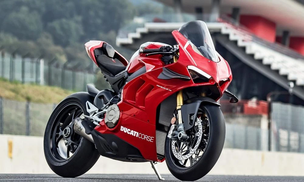 Η τρομαχτική Panigale V4 είναι το πανάκριβο υπερόπλο της Ducati (Εικόνες)